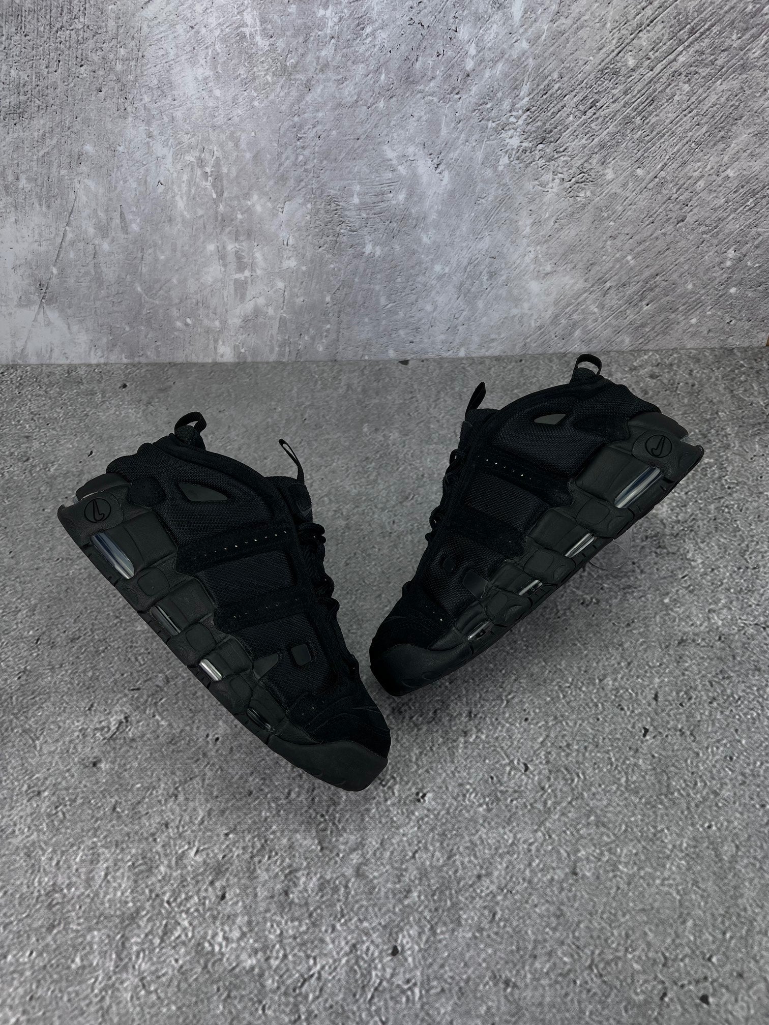 Nike Air More Uptempo Low Triple Black - buty sportowe, widok z góry na zewnętrzną stronę butów