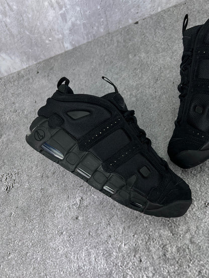 Nike Air More Uptempo Low Triple Black - buty sportowe, zewnętrzny panel prawego buta