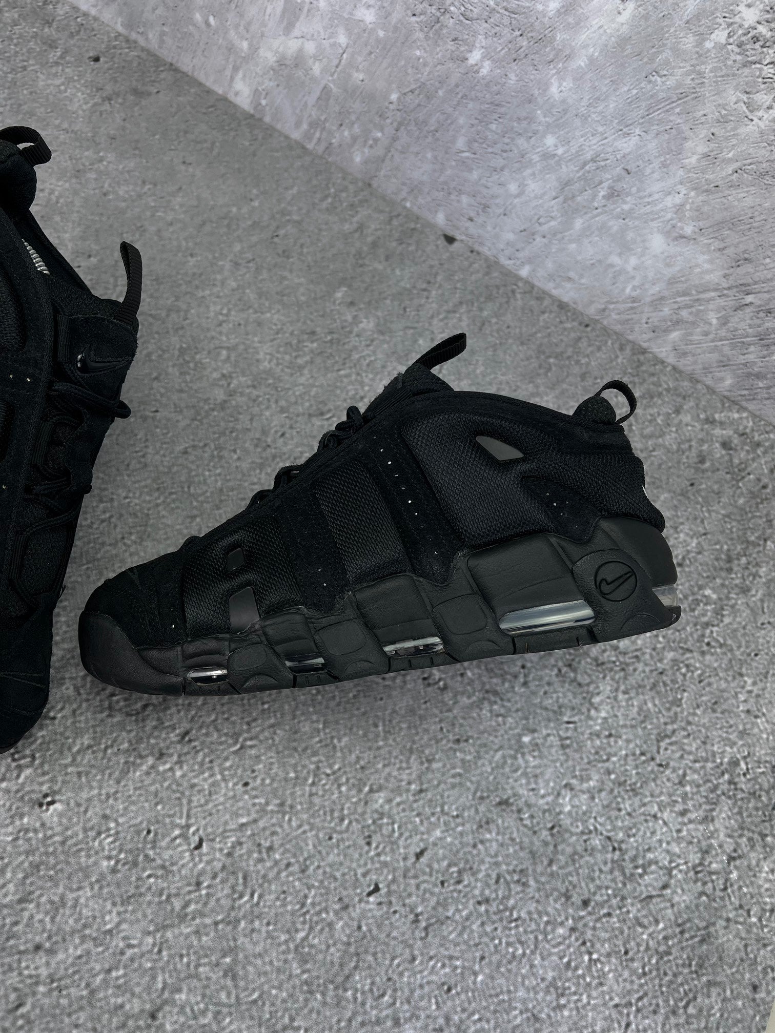 Nike Air More Uptempo Low Triple Black - buty sportowe, zewnętrzny panel lewego buta