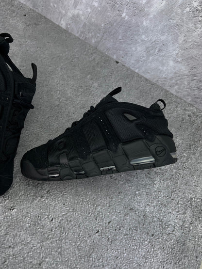 Nike Air More Uptempo Low Triple Black - buty sportowe, zewnętrzny panel lewego buta