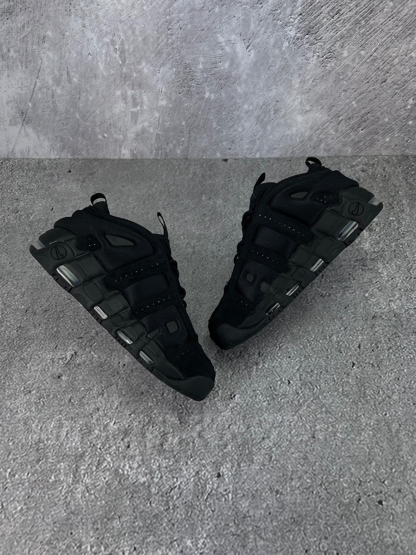 Nike Air More Uptempo Low Triple Black - buty sportowe, widok z góry na wewnętrzną stronę butów