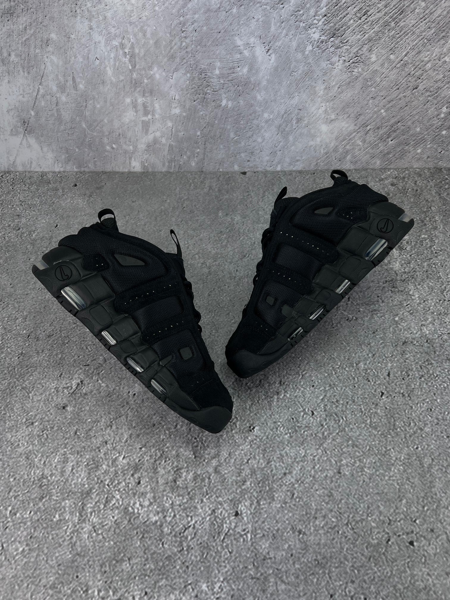 Nike Air More Uptempo Low Triple Black - buty sportowe, widok z góry na wewnętrzną stronę butów
