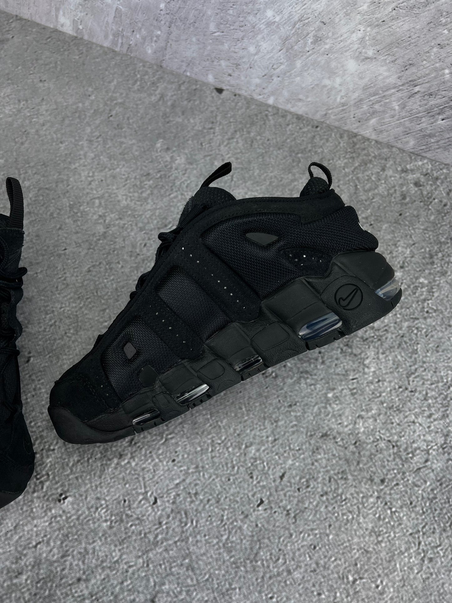 Nike Air More Uptempo Low Triple Black - buty sportowe, wewnętrzny panel lewego buta