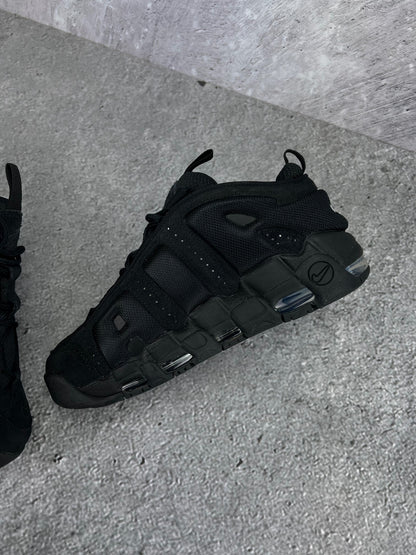 Nike Air More Uptempo Low Triple Black - buty sportowe, wewnętrzny panel lewego buta