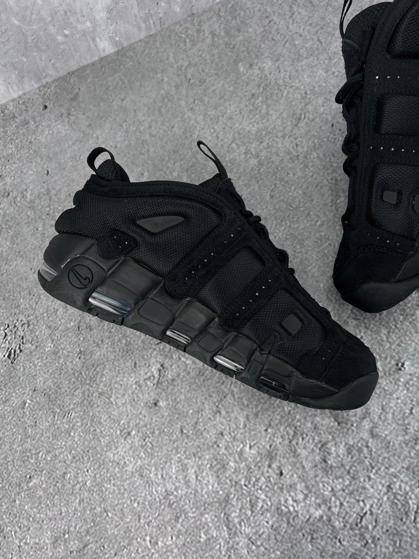Nike Air More Uptempo Low Triple Black - buty sportowe, wewnętrzny panel prawego buta