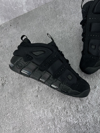 Nike Air More Uptempo Low Triple Black - buty sportowe, wewnętrzny panel prawego buta