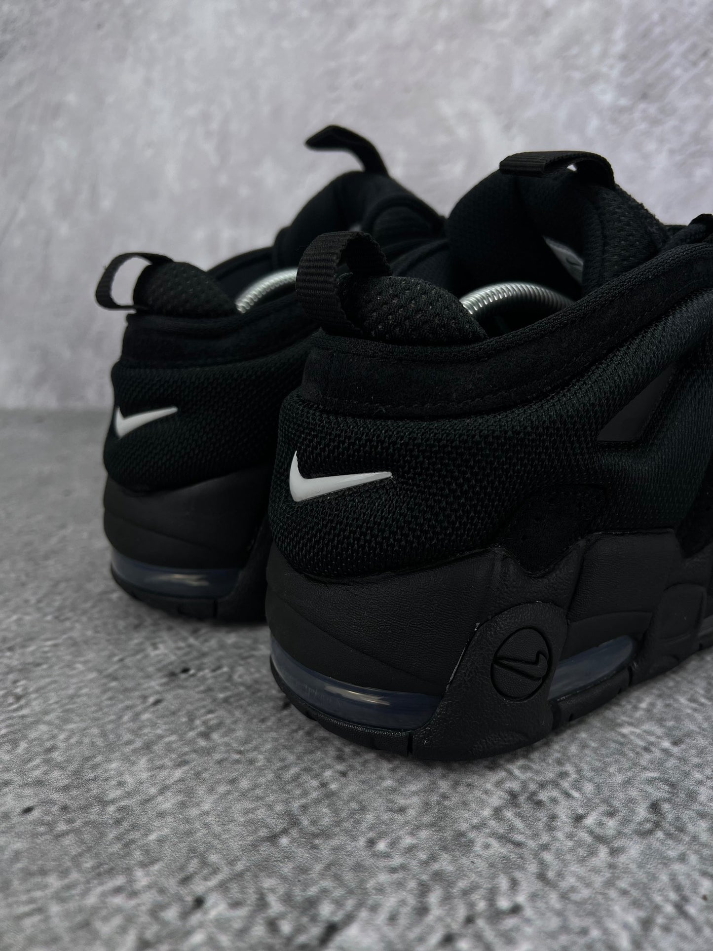 Nike Air More Uptempo Low Triple Black - buty sportowe, widok z tyłu