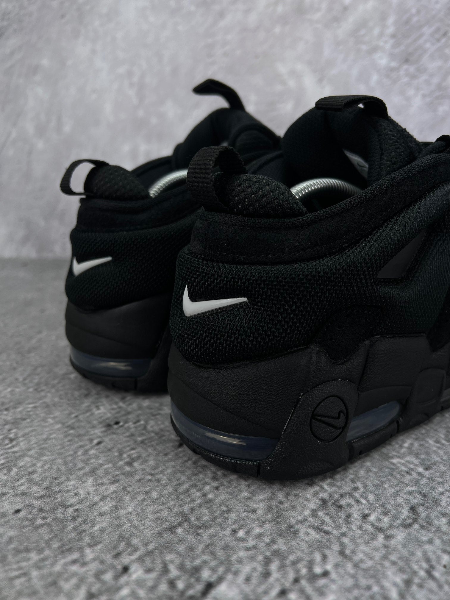Nike Air More Uptempo Low Triple Black - buty sportowe, widok z tyłu