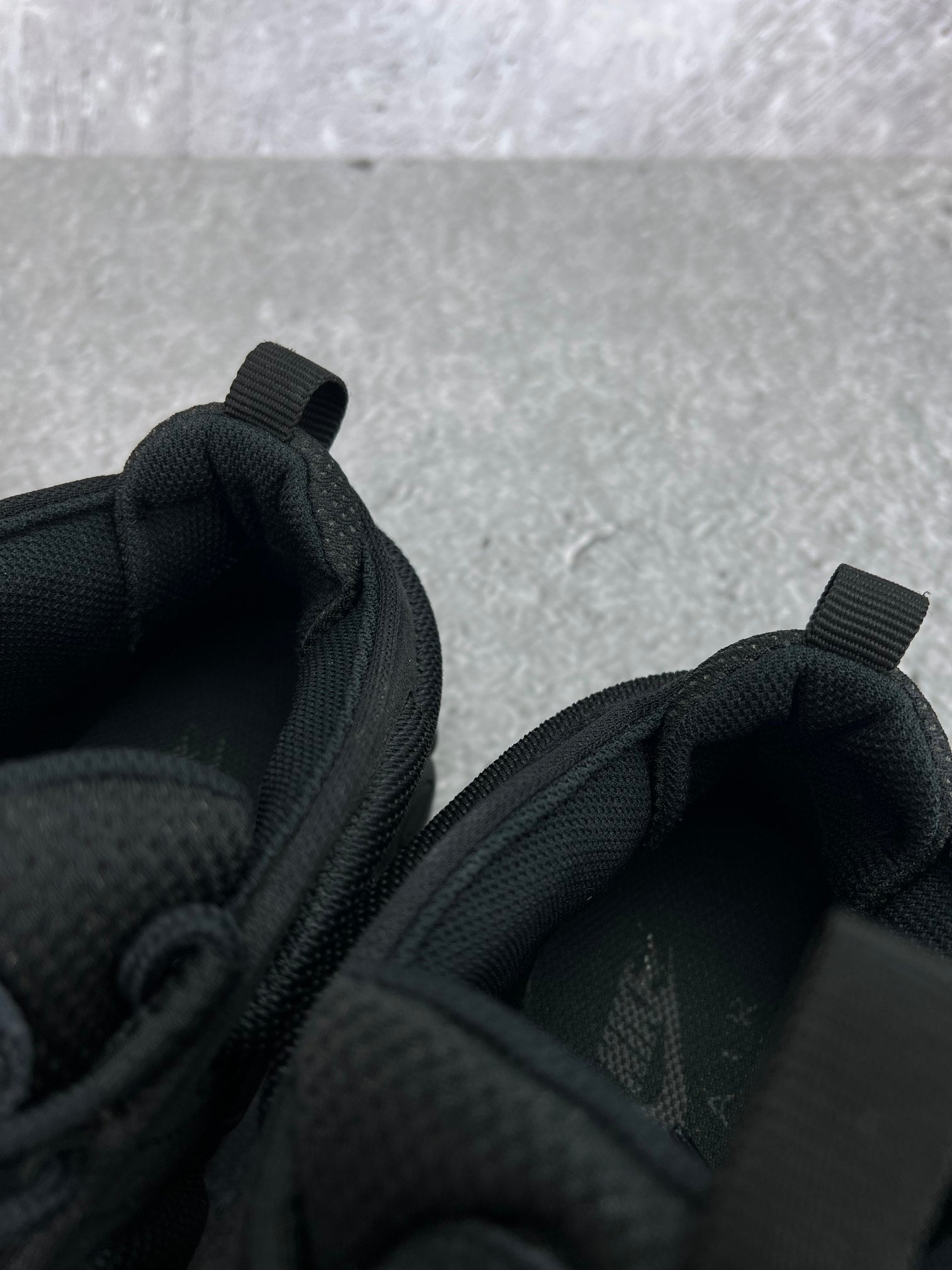 Nike Air More Uptempo Low Triple Black - buty sportowe, zapiętki butów