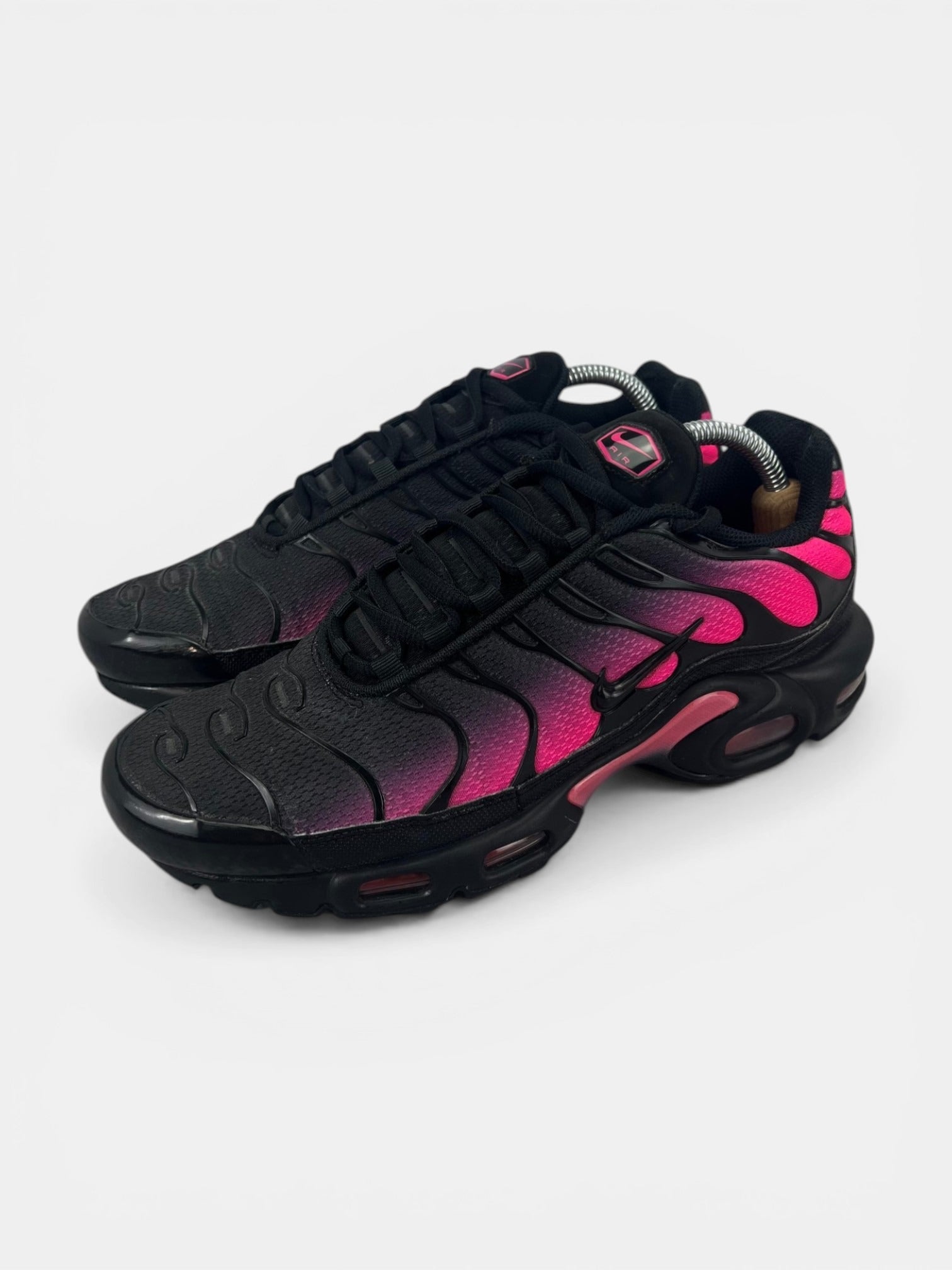 Nike Air Max Plus Black Hyper Pink - buty sportowe, widok z boku