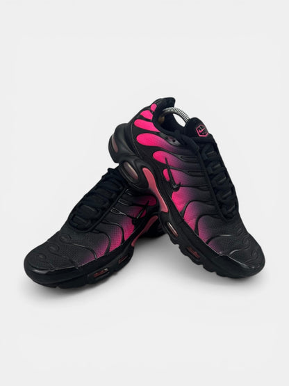 Nike Air Max Plus Black Hyper Pink - buty sportowe, boczny profil