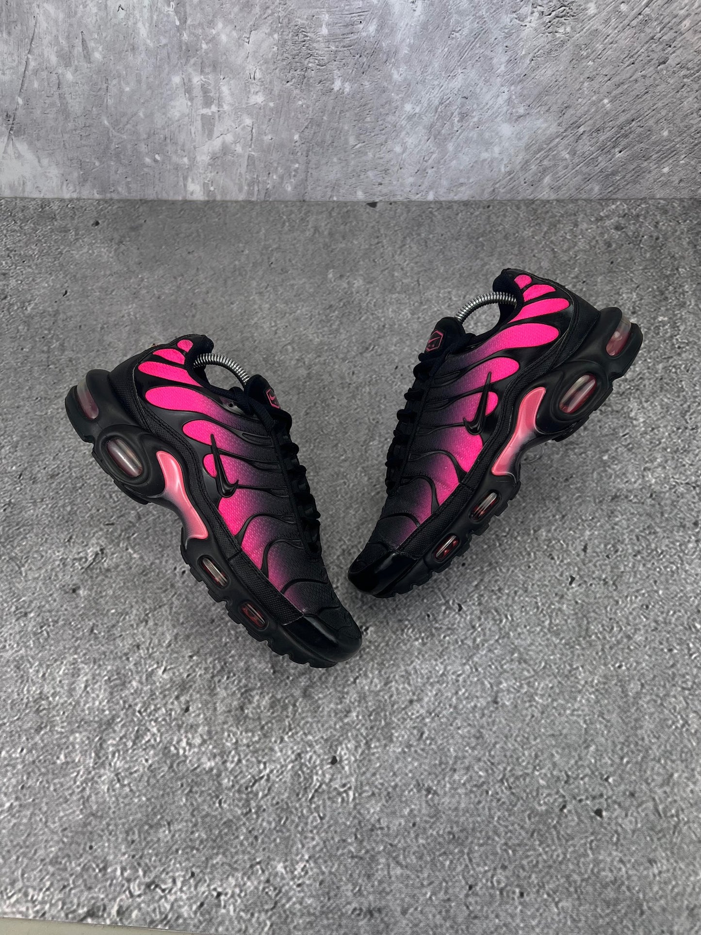 Nike Air Max Plus Black Hyper Pink - buty sportowe, widok z góry na zewnętrzną stronę butów