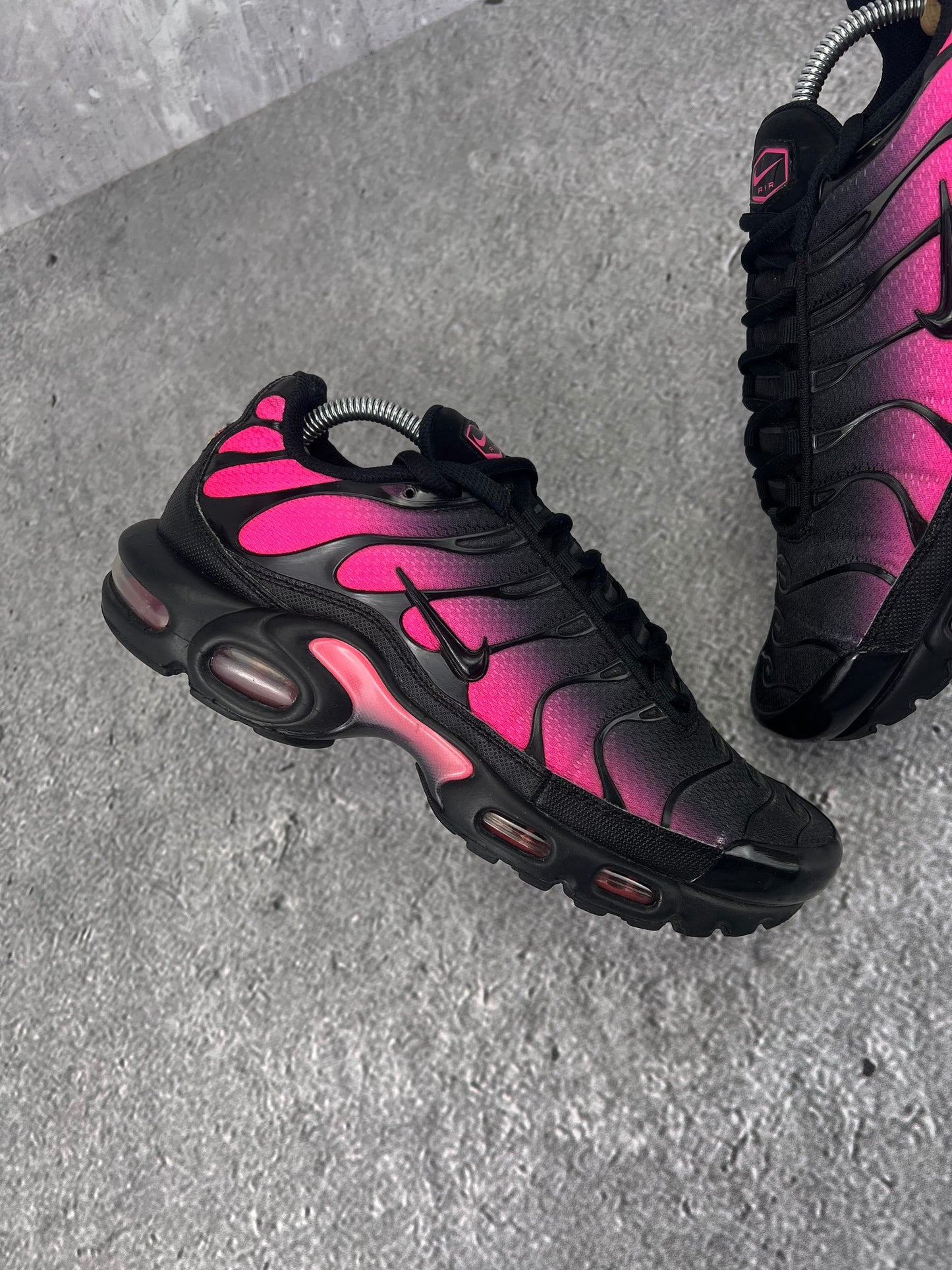 Nike Air Max Plus Black Hyper Pink - buty sportowe, zewnętrzny panel prawego buta