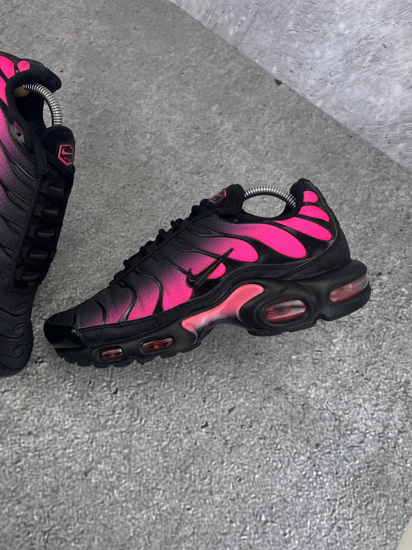 Nike Air Max Plus Black Hyper Pink - buty sportowe, zewnętrzny panel lewego buta