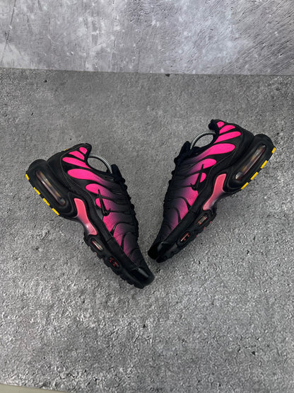 Nike Air Max Plus Black Hyper Pink - buty sportowe, widok z góry na wewnętrzną stronę butów