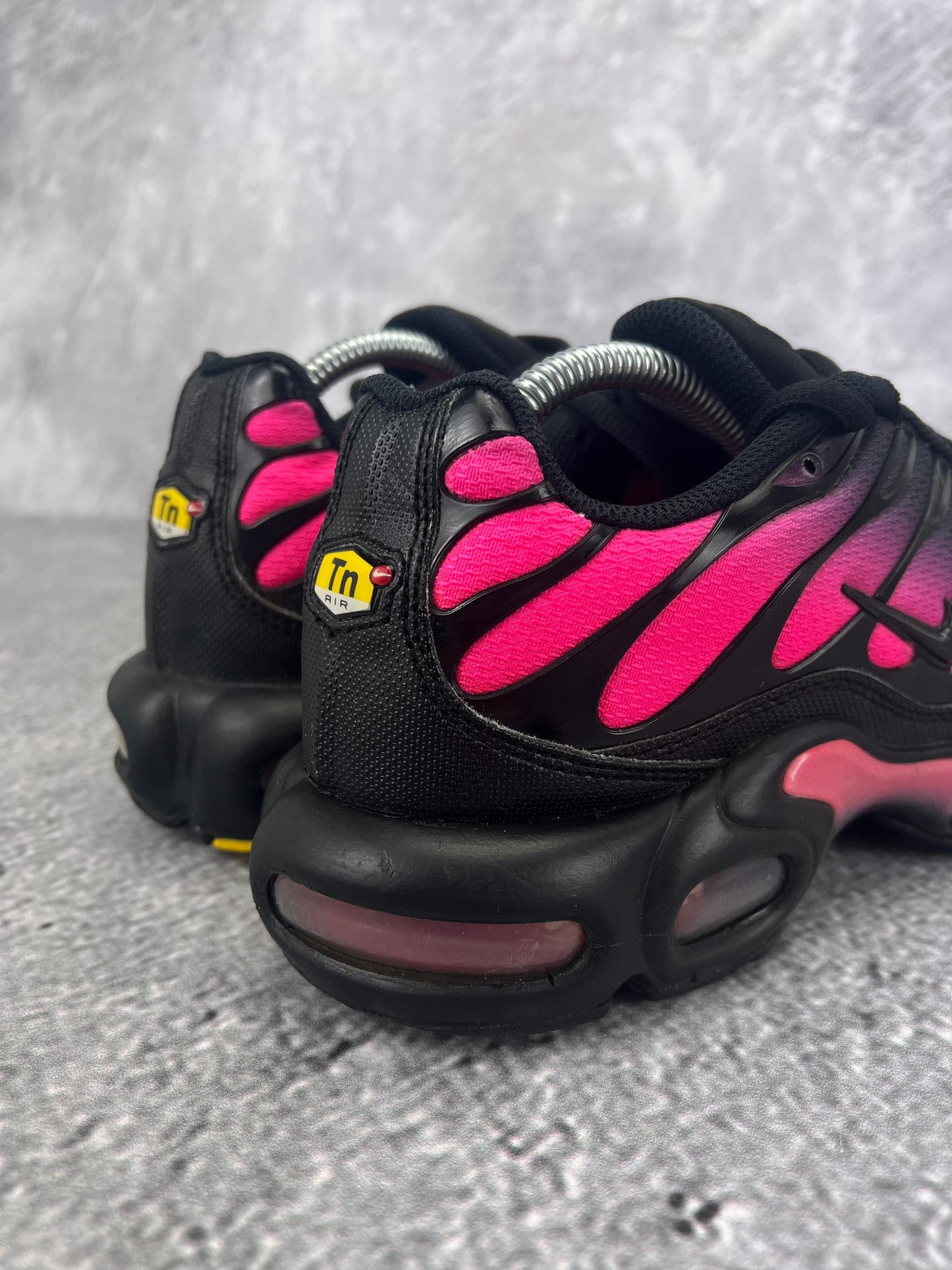 Nike Air Max Plus Black Hyper Pink - buty sportowe, widok z tyłu