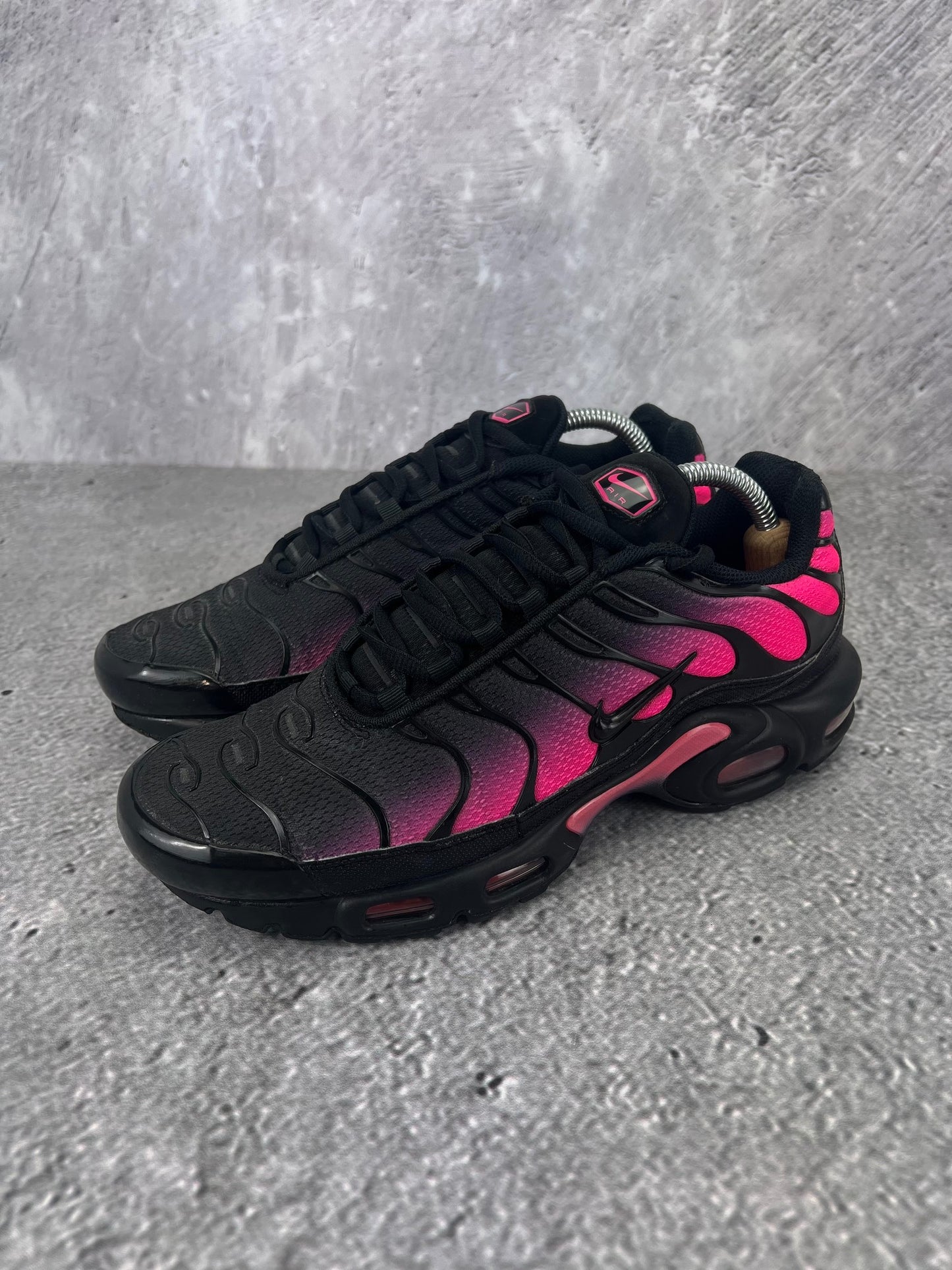 Nike Air Max Plus Black Hyper Pink - buty sportowe, widok z boku na tle studyjnym