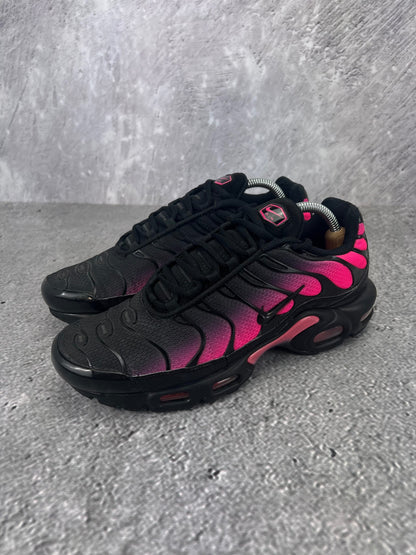 Nike Air Max Plus Black Hyper Pink - buty sportowe, widok z boku na tle studyjnym