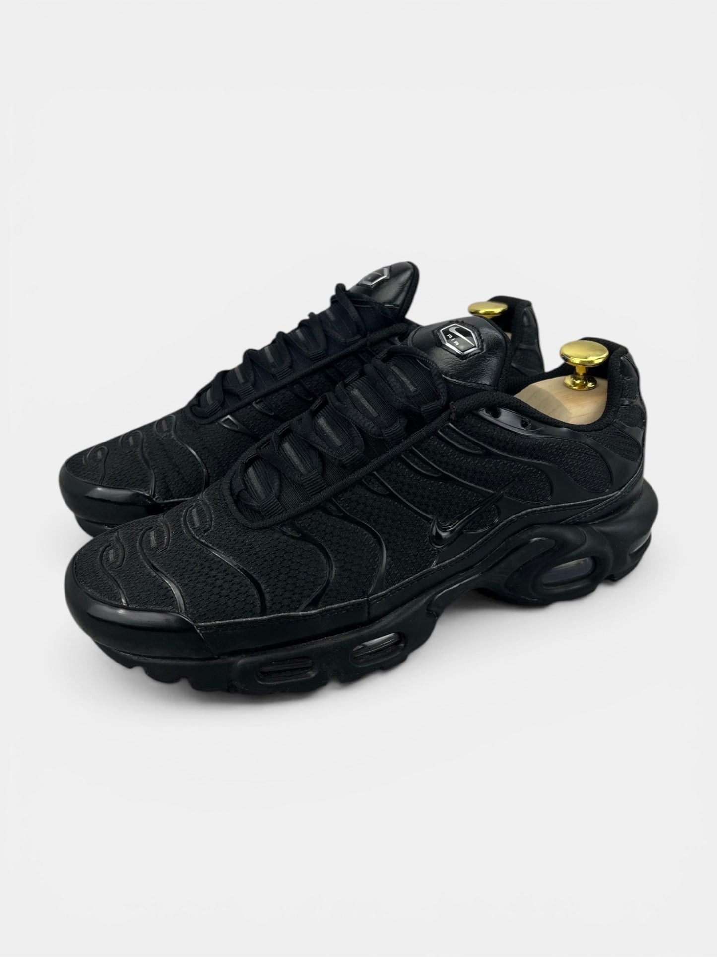 Nike Air Max Plus Triple Black - buty sportowe, widok z boku