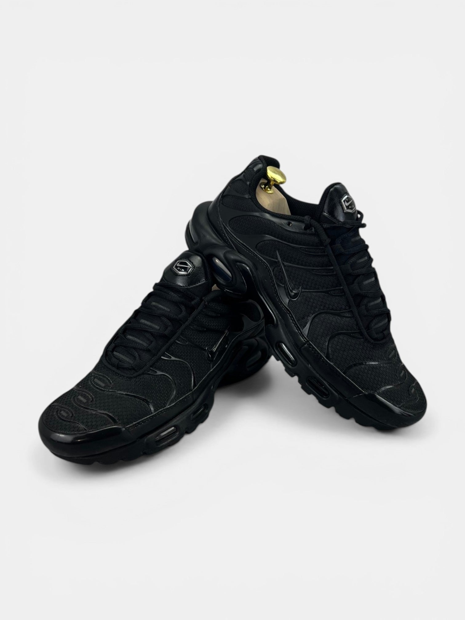 Nike Air Max Plus Triple Black - buty sportowe, boczny profil