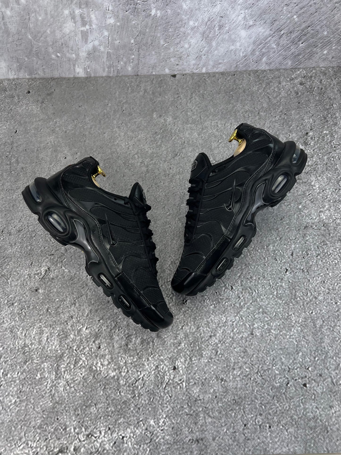 Nike Air Max Plus Triple Black - buty sportowe, widok z góry na zewnętrzną stronę butów