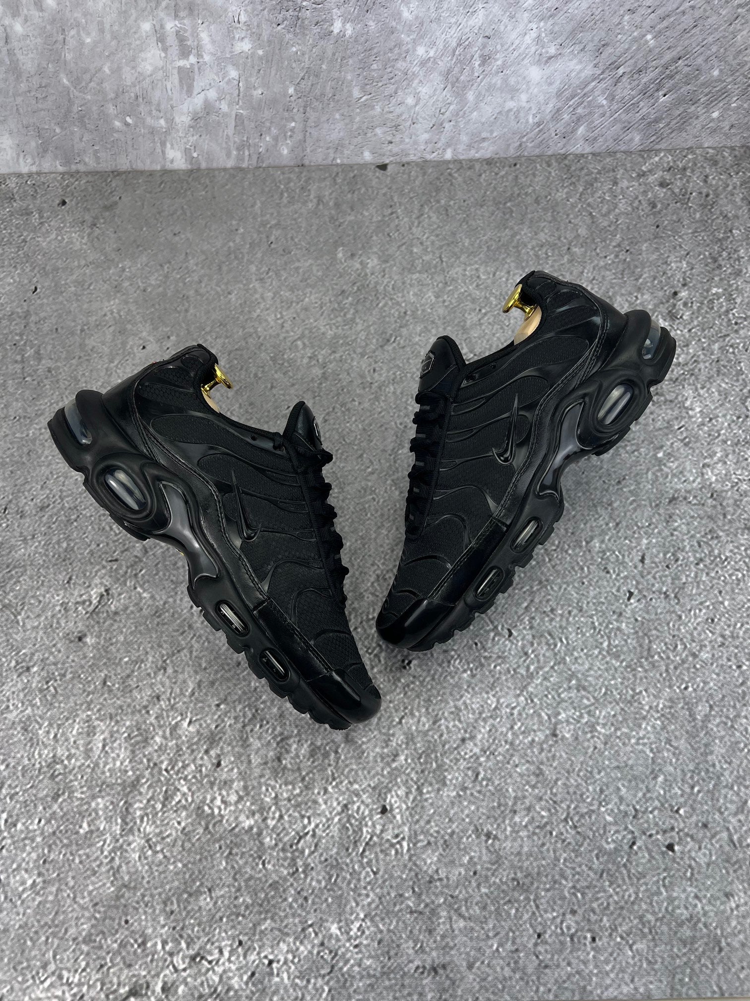 Nike Air Max Plus Triple Black - buty sportowe, widok z góry na zewnętrzną stronę butów
