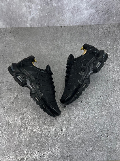 Nike Air Max Plus Triple Black - buty sportowe, widok z góry na zewnętrzną stronę butów