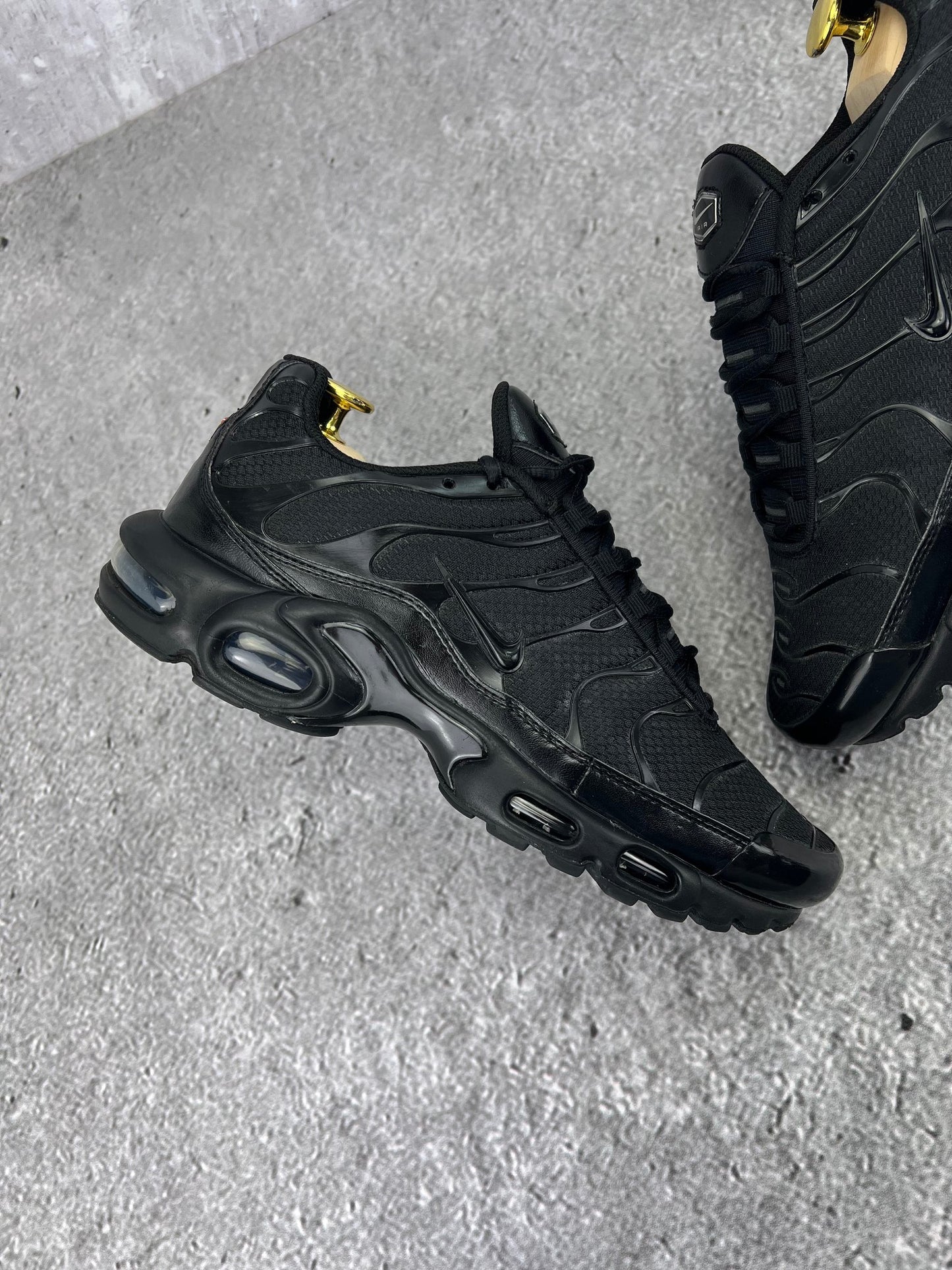 Nike Air Max Plus Triple Black - buty sportowe, zewnętrzny panel prawego buta
