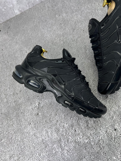 Nike Air Max Plus Triple Black - buty sportowe, zewnętrzny panel prawego buta