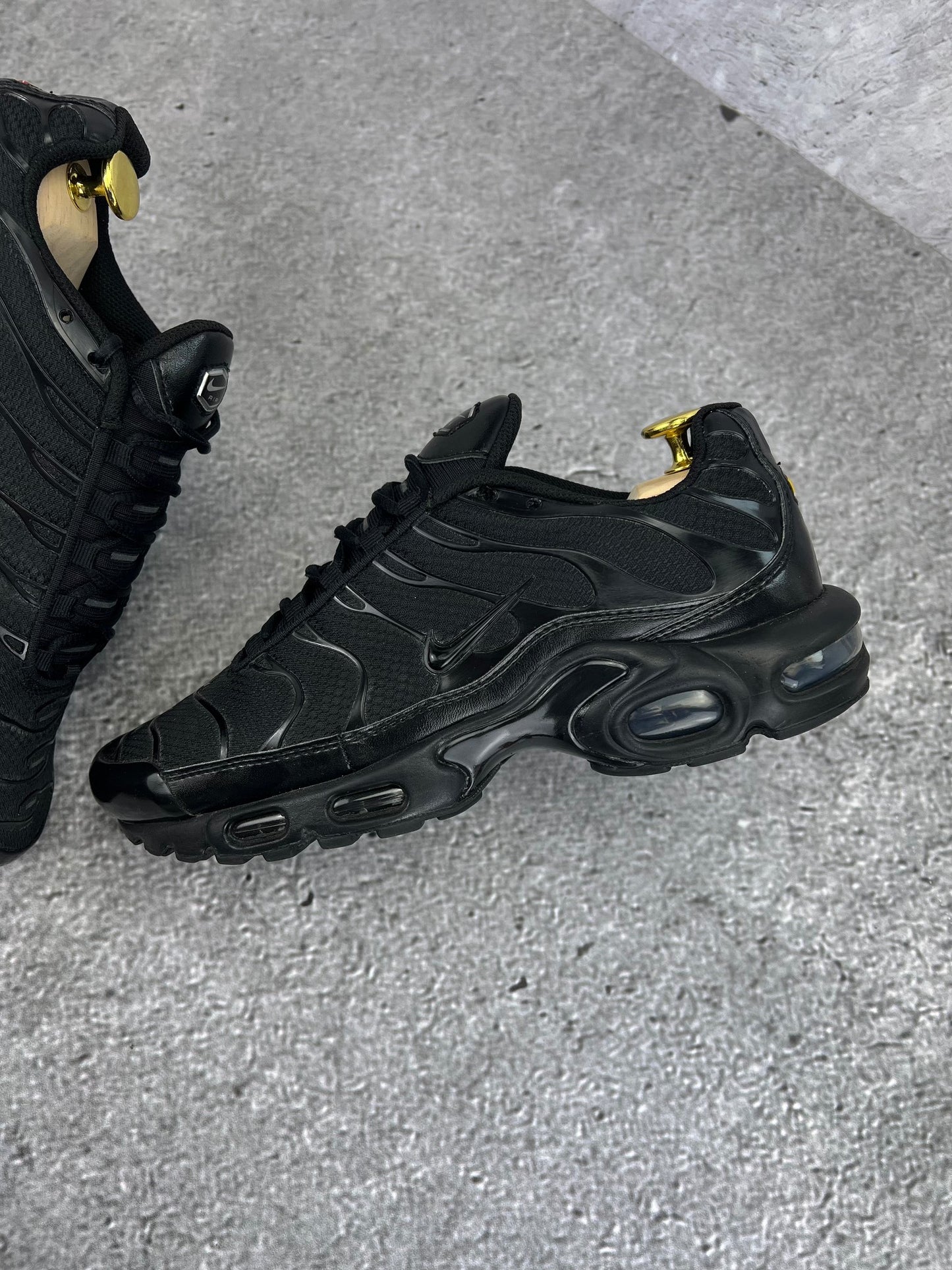 Nike Air Max Plus Triple Black - buty sportowe, zewnętrzny panel lewego buta