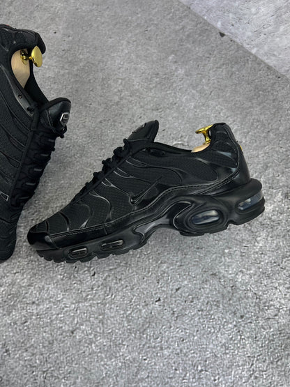 Nike Air Max Plus Triple Black - buty sportowe, zewnętrzny panel lewego buta