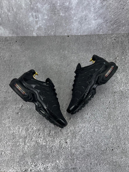 Nike Air Max Plus Triple Black - buty sportowe, widok z góry na wewnętrzną stronę butów