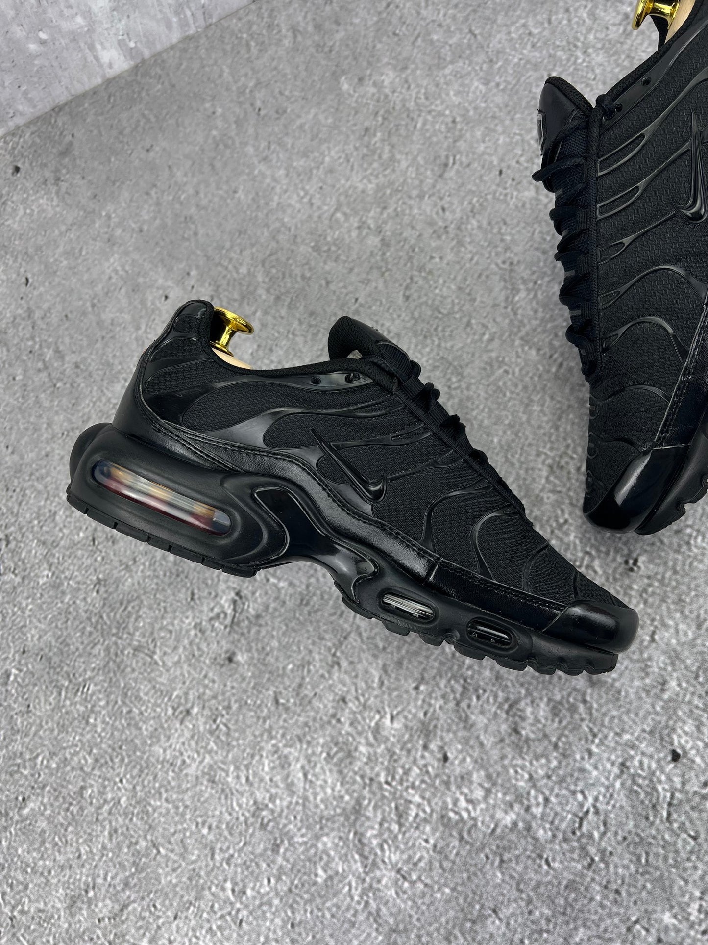 Nike Air Max Plus Triple Black - buty sportowe, wewnętrzny panel lewego buta