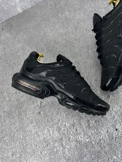Nike Air Max Plus Triple Black - buty sportowe, wewnętrzny panel lewego buta