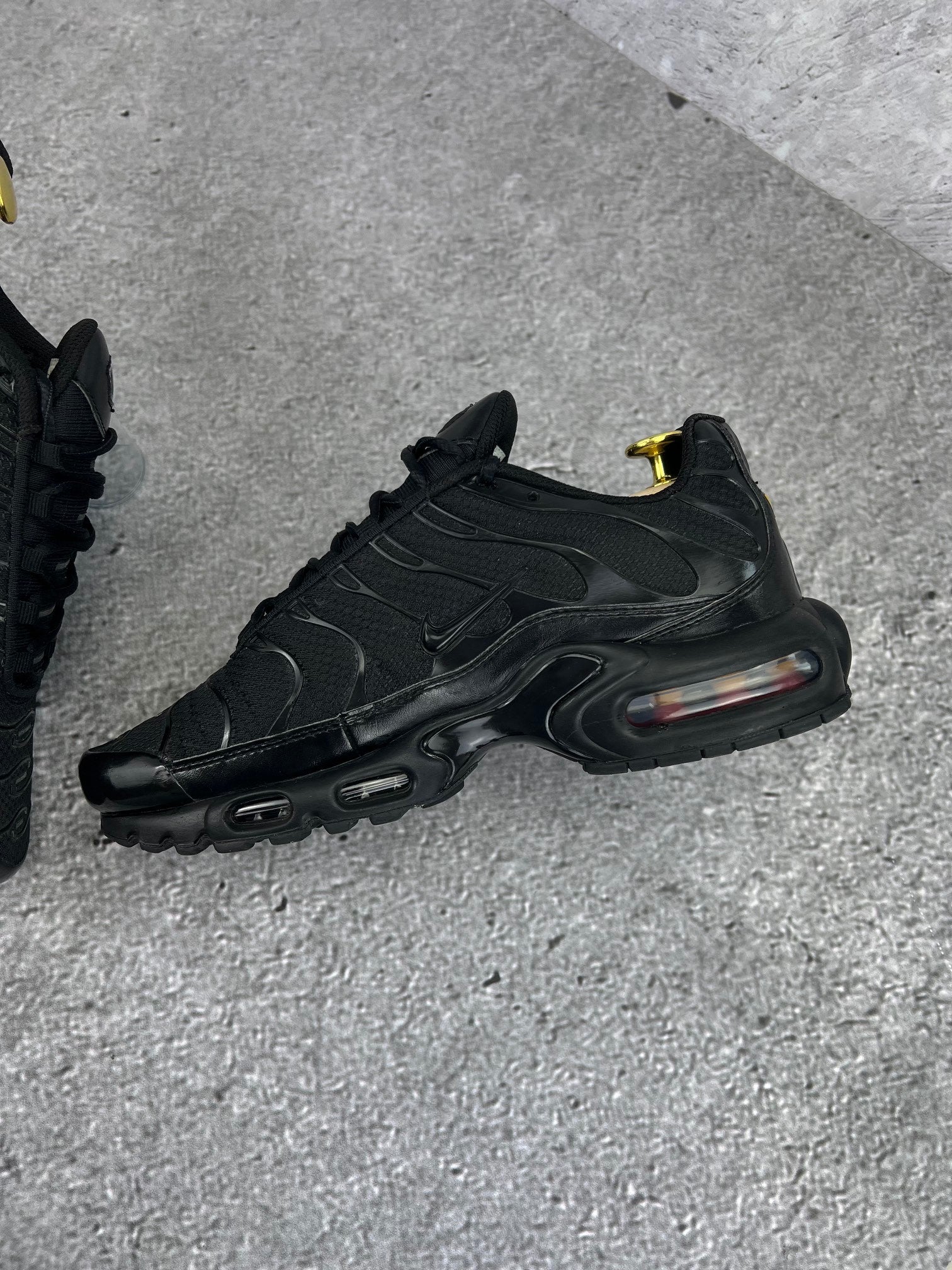 Nike Air Max Plus Triple Black - buty sportowe, wewnętrzny panel prawego buta