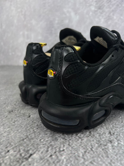 Nike Air Max Plus Triple Black - buty sportowe, widok z góry