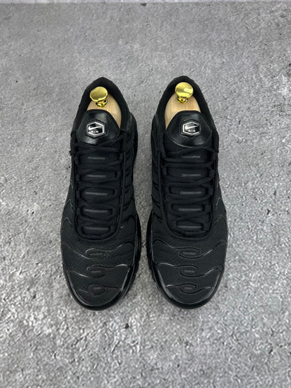 Nike Air Max Plus Triple Black - buty sportowe, widok z tyłu
