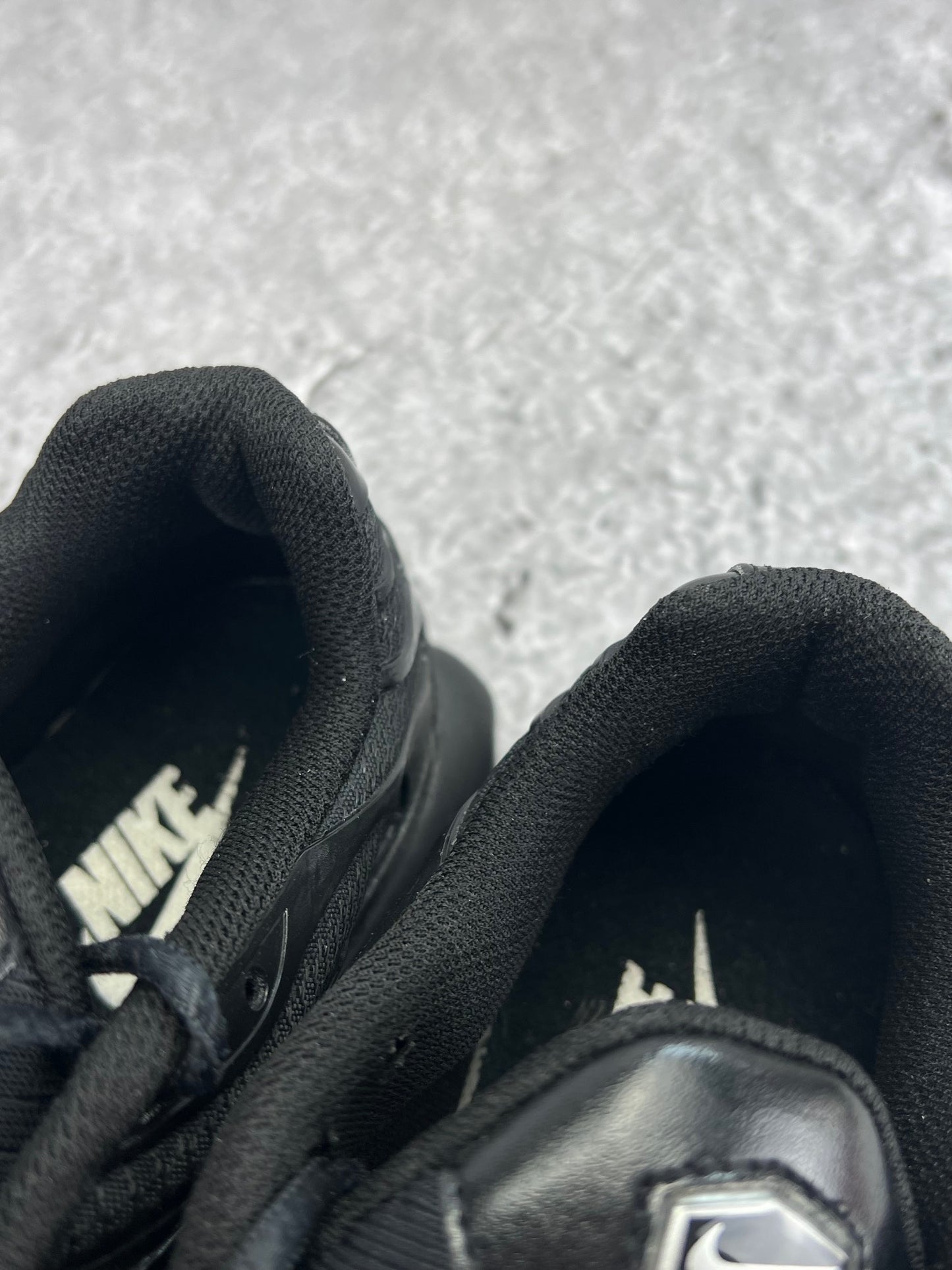Nike Air Max Plus Triple Black - buty sportowe, zapiętki butów