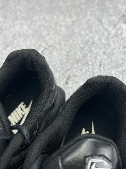 Nike Air Max Plus Triple Black - buty sportowe, zapiętki butów