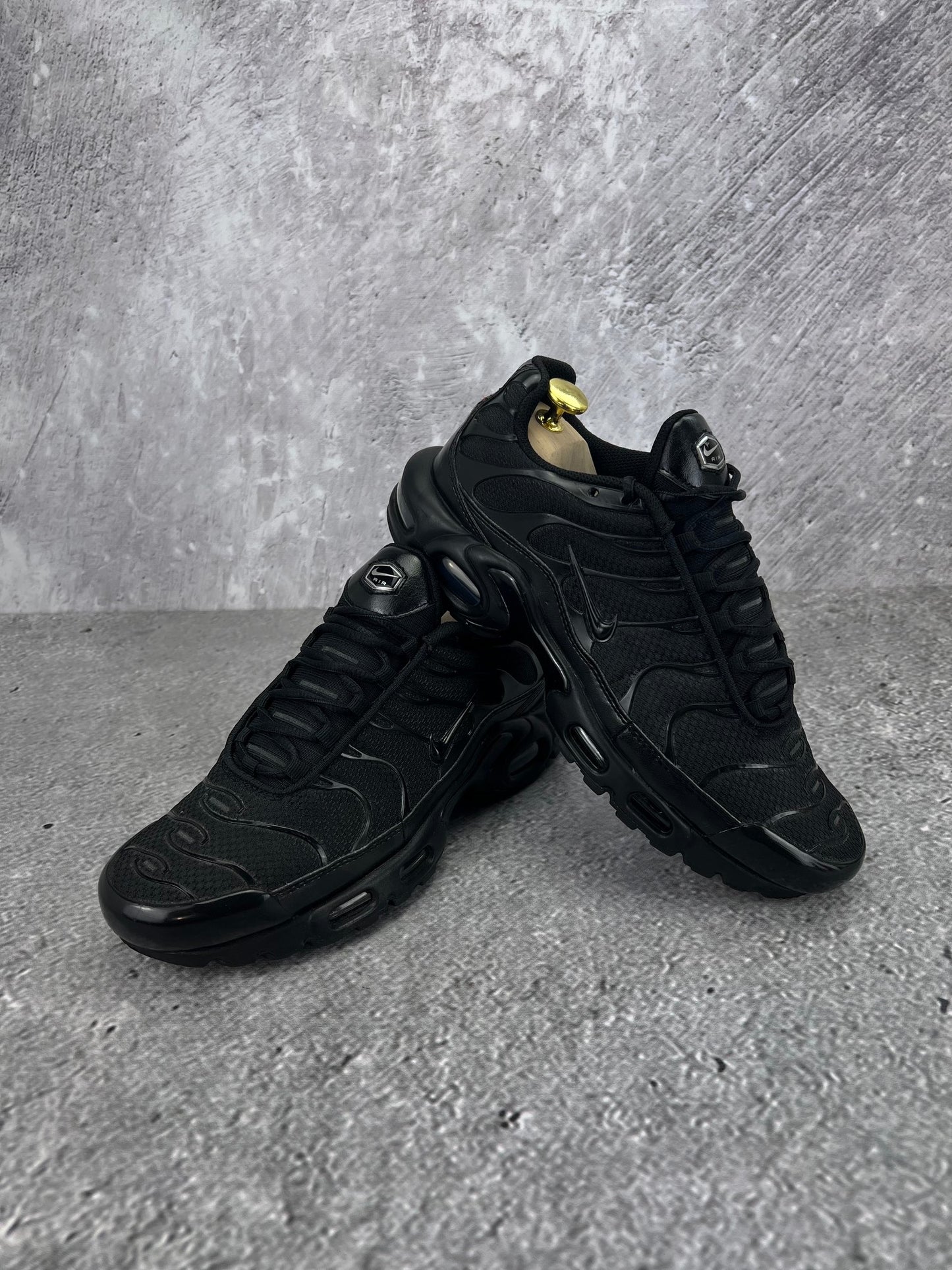 Nike Air Max Plus Triple Black - buty sportowe, para butów, widok z boku na tle studyjnym
