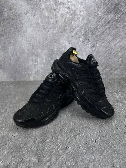 Nike Air Max Plus Triple Black - buty sportowe, para butów, widok z boku na tle studyjnym