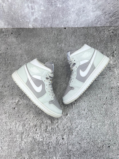 Jordan Air Jordan 1 Mid Photon Dust - buty sportowe, widok z góry na zewnętrzną stronę butów