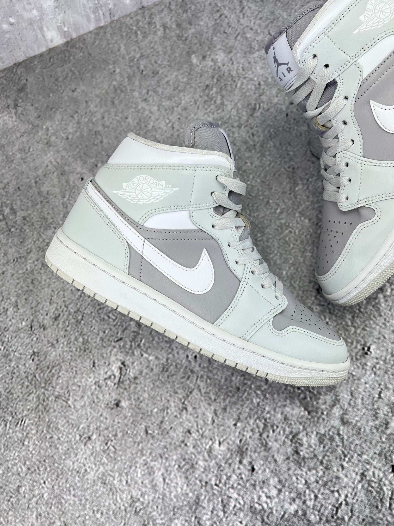 Jordan Air Jordan 1 Mid Photon Dust - buty sportowe, zewnętrzny panel prawego buta