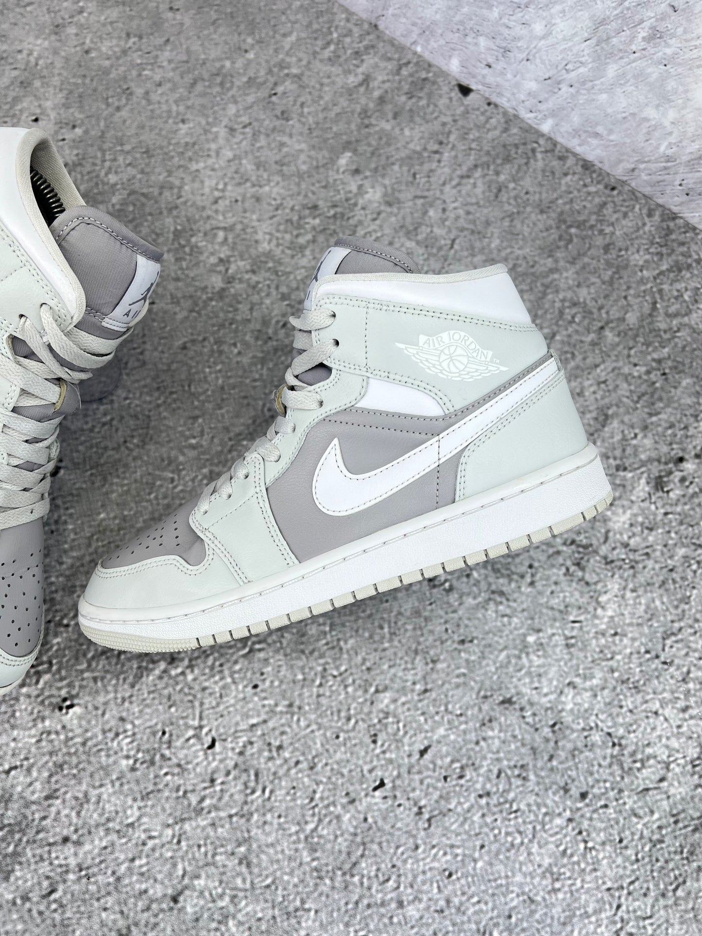 Jordan Air Jordan 1 Mid Photon Dust - buty sportowe, zewnętrzny panel lewego buta