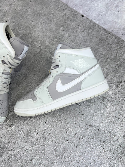 Jordan Air Jordan 1 Mid Photon Dust - buty sportowe, zewnętrzny panel lewego buta