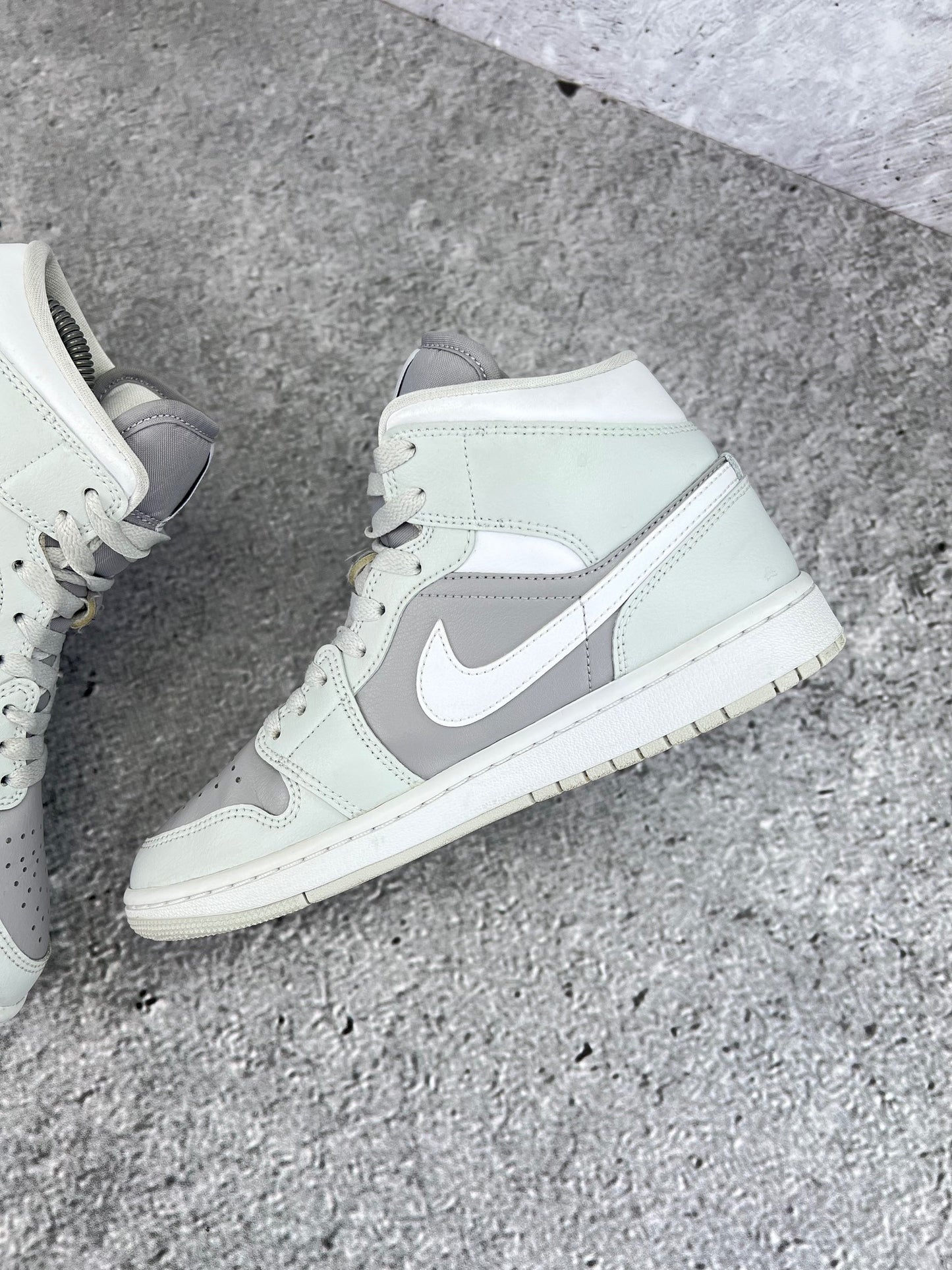 Jordan Air Jordan 1 Mid Photon Dust - buty sportowe, widok z góry na wewnętrzną stronę butów