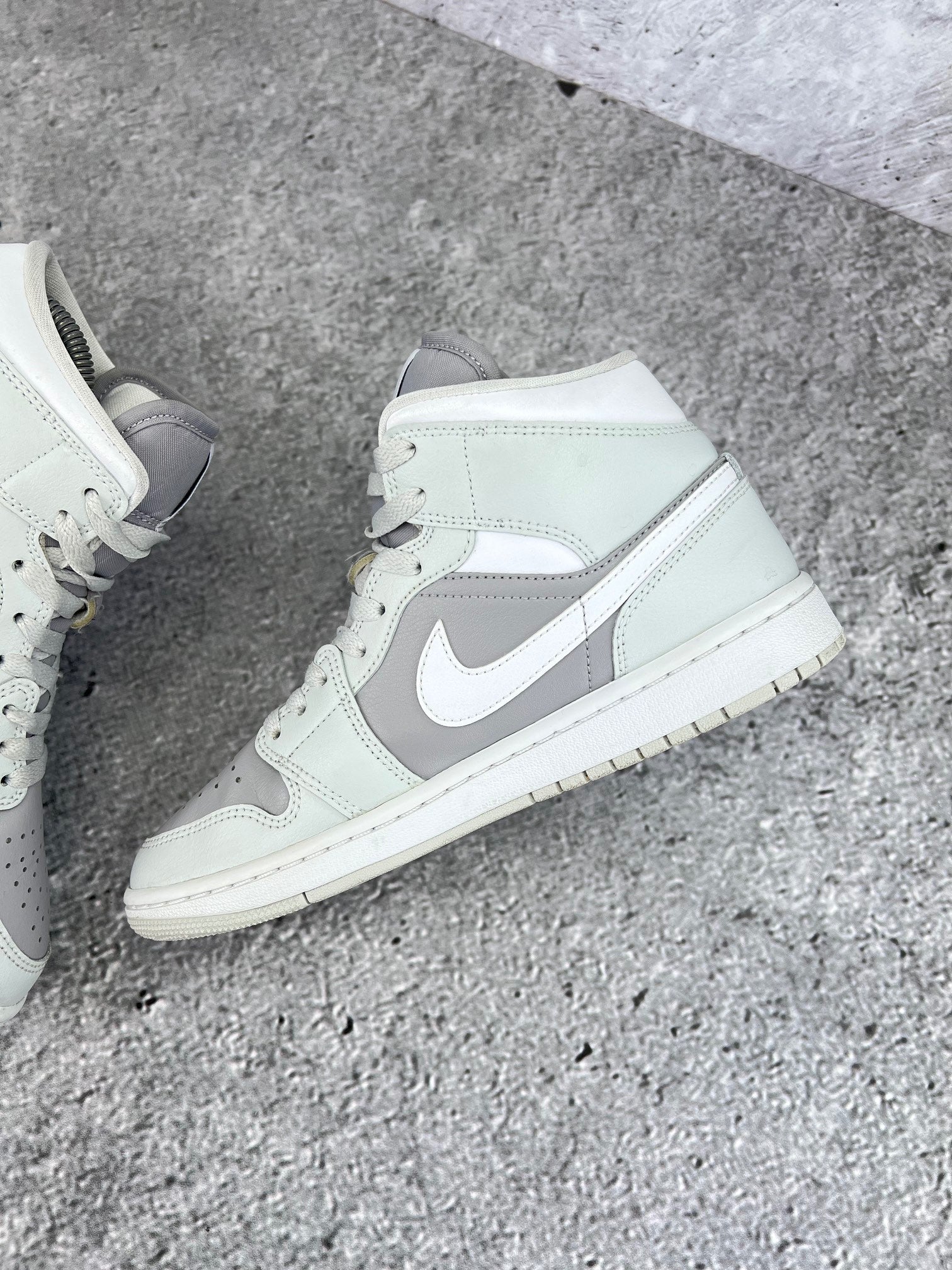 Jordan Air Jordan 1 Mid Photon Dust - buty sportowe, widok z góry na wewnętrzną stronę butów