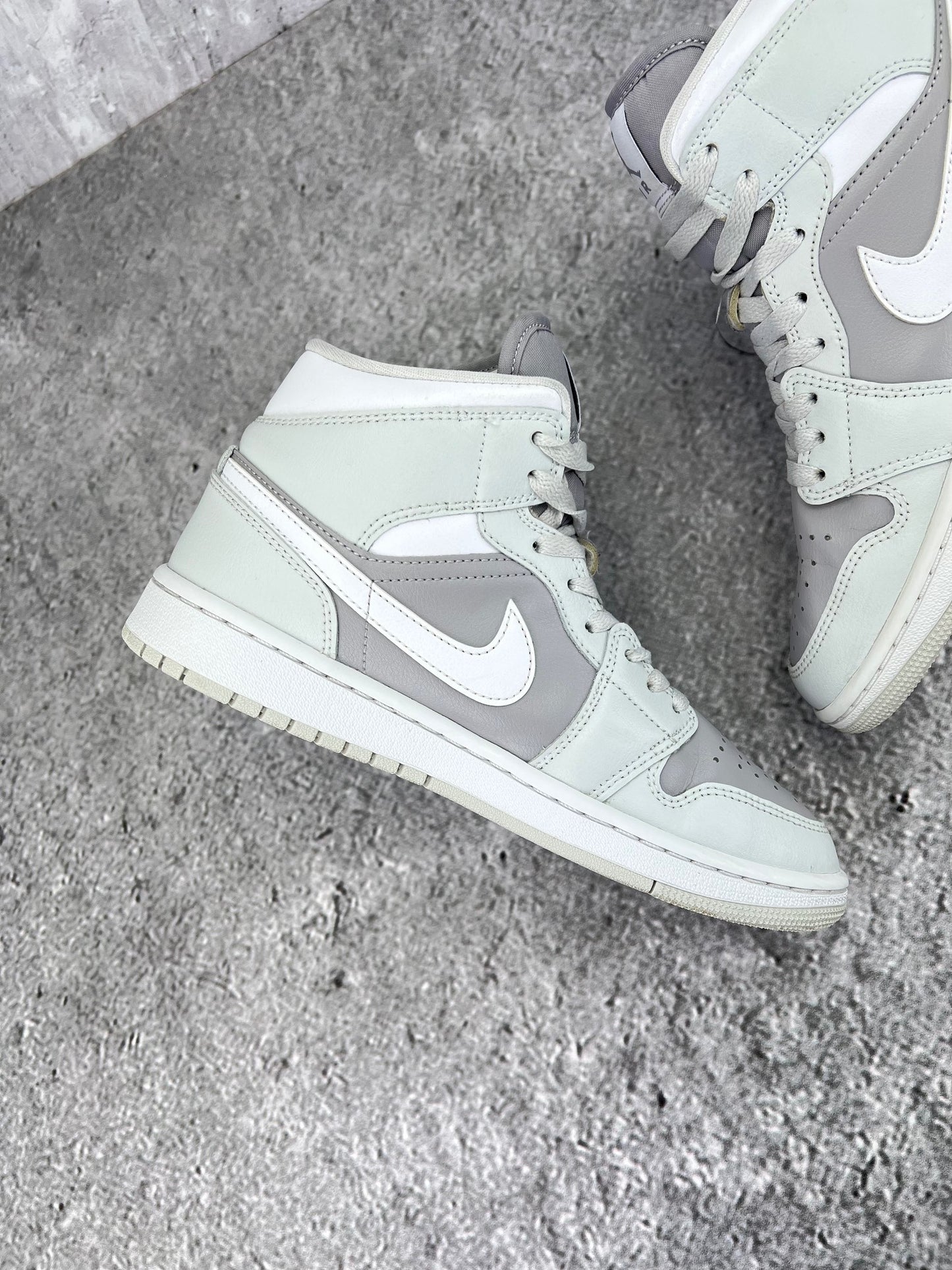 Jordan Air Jordan 1 Mid Photon Dust - buty sportowe, wewnętrzny panel lewego buta