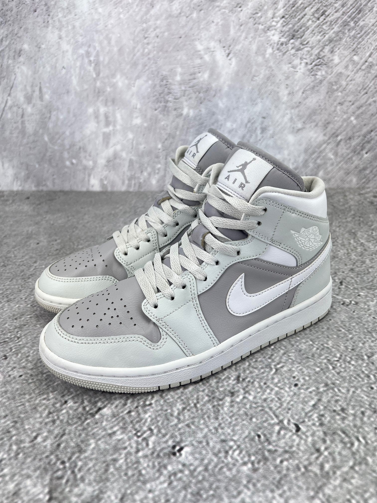 Jordan Air Jordan 1 Mid Photon Dust - buty sportowe, widok z boku na tle studyjnym