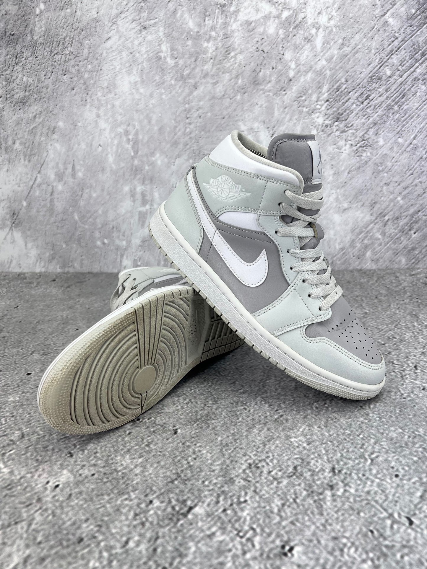 Jordan Air Jordan 1 Mid Photon Dust - buty sportowe, para butów, widok z boku na tle studyjnym